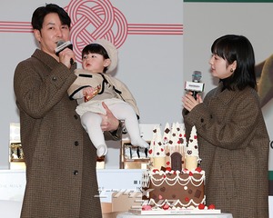 【フォト】シム・ヒョンタク＆サヤさん＆ハル君、3人でほっぺハートのポーズ…日本土産の広報大使として登場