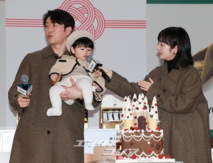 【フォト】シム・ヒョンタク＆サヤさん＆ハル君、3人でほっぺハートのポーズ…日本土産の広報大使として登場