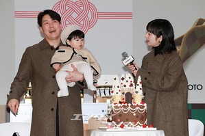 【フォト】シム・ヒョンタク＆サヤさん＆ハル君、3人でほっぺハートのポーズ…日本土産の広報大使として登場