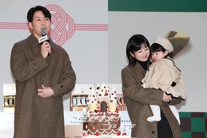 【フォト】シム・ヒョンタク＆サヤさん＆ハル君、3人でほっぺハートのポーズ…日本土産の広報大使として登場