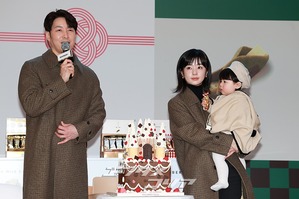 【フォト】シム・ヒョンタク＆サヤさん＆ハル君、3人でほっぺハートのポーズ…日本土産の広報大使として登場