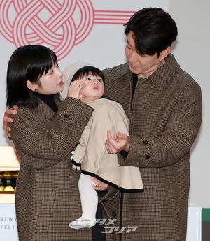 【フォト】シム・ヒョンタク＆サヤさん＆ハル君、3人でほっぺハートのポーズ…日本土産の広報大使として登場