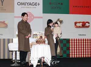 【フォト】シム・ヒョンタク＆サヤさん＆ハル君、3人でほっぺハートのポーズ…日本土産の広報大使として登場