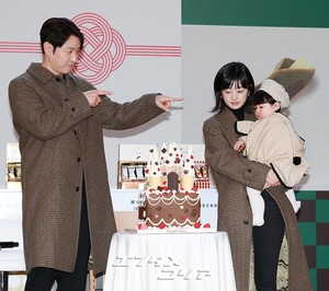 【フォト】シム・ヒョンタク＆サヤさん＆ハル君、3人でほっぺハートのポーズ…日本土産の広報大使として登場