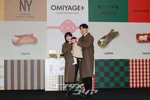 【フォト】シム・ヒョンタク＆サヤさん＆ハル君、3人でほっぺハートのポーズ…日本土産の広報大使として登場