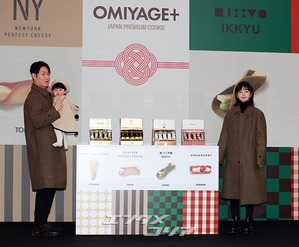 【フォト】シム・ヒョンタク＆サヤさん＆ハル君、3人でほっぺハートのポーズ…日本土産の広報大使として登場