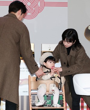 【フォト】シム・ヒョンタク＆サヤさん＆ハル君、3人でほっぺハートのポーズ…日本土産の広報大使として登場