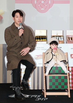 【フォト】シム・ヒョンタク＆サヤさん＆ハル君、3人でほっぺハートのポーズ…日本土産の広報大使として登場