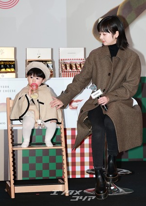 【フォト】シム・ヒョンタク＆サヤさん＆ハル君、3人でほっぺハートのポーズ…日本土産の広報大使として登場