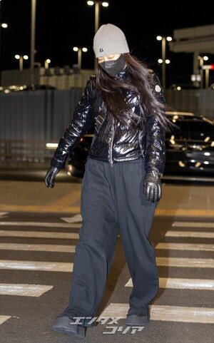 【フォト】BLACKPINKジェニー、寒い中厚着して出国