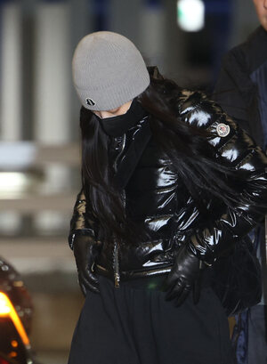 【フォト】BLACKPINKジェニー、寒い中厚着して出国