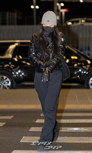 【フォト】BLACKPINKジェニー、寒い中厚着して出国