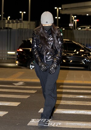 【フォト】BLACKPINKジェニー、寒い中厚着して出国