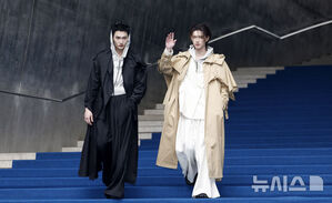 【フォト】チョン・シア＆ソ・ドンジュ＆ファニら出席＝ソウル・ファッションウィーク