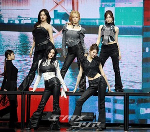 【フォト】IVE、エネルギッシュな「BLACKHOLE」のステージ