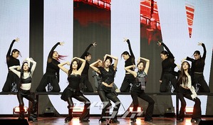 【フォト】IVE、エネルギッシュな「BLACKHOLE」のステージ