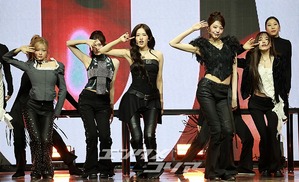 【フォト】IVE、エネルギッシュな「BLACKHOLE」のステージ