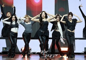 【フォト】IVE、エネルギッシュな「BLACKHOLE」のステージ