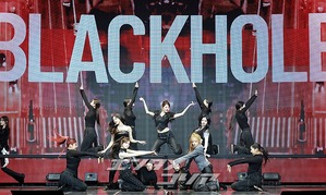 【フォト】IVE、エネルギッシュな「BLACKHOLE」のステージ