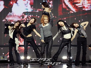 【フォト】IVE、エネルギッシュな「BLACKHOLE」のステージ
