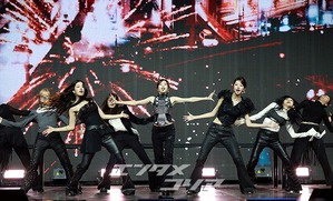 【フォト】IVE、エネルギッシュな「BLACKHOLE」のステージ