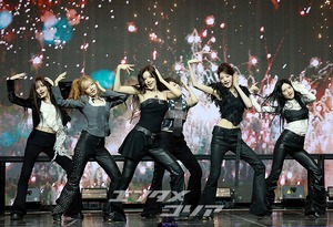 【フォト】IVE、エネルギッシュな「BLACKHOLE」のステージ