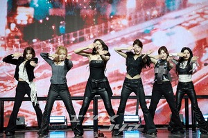 【フォト】IVE、エネルギッシュな「BLACKHOLE」のステージ