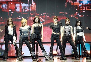 【フォト】IVE、エネルギッシュな「BLACKHOLE」のステージ