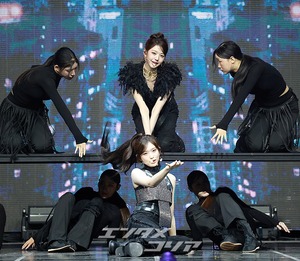 【フォト】IVE、エネルギッシュな「BLACKHOLE」のステージ