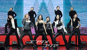 【フォト】IVE、エネルギッシュな「BLACKHOLE」のステージ