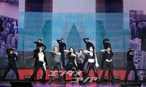 【フォト】IVE、エネルギッシュな「BLACKHOLE」のステージ