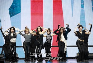 【フォト】IVE、エネルギッシュな「BLACKHOLE」のステージ