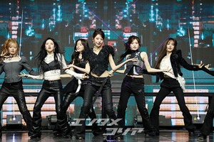 【フォト】IVE、エネルギッシュな「BLACKHOLE」のステージ