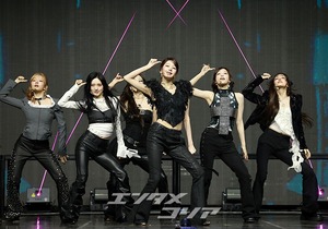 【フォト】IVE、エネルギッシュな「BLACKHOLE」のステージ