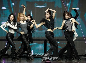 【フォト】IVE、エネルギッシュな「BLACKHOLE」のステージ