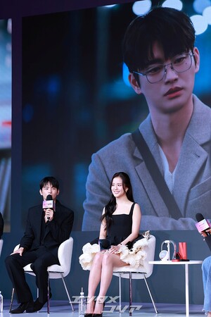 【フォト】『マンスリー彼氏』キム・ジョンシク監督＆ソ・イングク＆ジス、和気あいあいとした懇談会