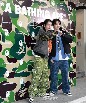 【フォト】BOYNEXTDOORジェヒョン＆ウナク　肩組み仲良し…手ハート・ポーズ