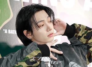 【フォト】BOYNEXTDOORジェヒョン＆ウナク　肩組み仲良し…手ハート・ポーズ