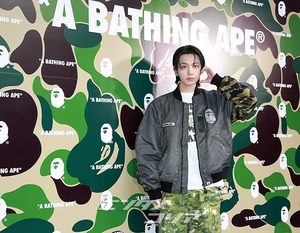 【フォト】BOYNEXTDOORジェヒョン＆ウナク　肩組み仲良し…手ハート・ポーズ