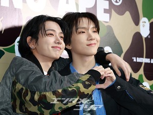 【フォト】BOYNEXTDOORジェヒョン＆ウナク　肩組み仲良し…手ハート・ポーズ