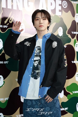 【フォト】BOYNEXTDOORジェヒョン＆ウナク　肩組み仲良し…手ハート・ポーズ