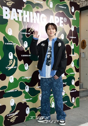 【フォト】BOYNEXTDOORジェヒョン＆ウナク　肩組み仲良し…手ハート・ポーズ