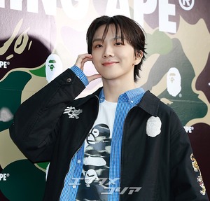 【フォト】BOYNEXTDOORジェヒョン＆ウナク　肩組み仲良し…手ハート・ポーズ