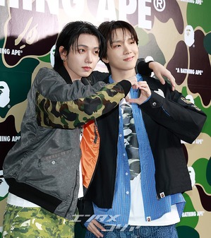 【フォト】BOYNEXTDOORジェヒョン＆ウナク　肩組み仲良し…手ハート・ポーズ