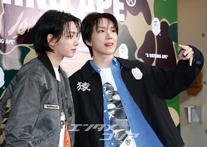 【フォト】BOYNEXTDOORジェヒョン＆ウナク　肩組み仲良し…手ハート・ポーズ