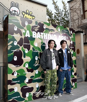 【フォト】BOYNEXTDOORジェヒョン＆ウナク　肩組み仲良し…手ハート・ポーズ