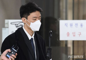 【フォト】控訴審の判決公判を終えた「薬物使用疑惑」のチョン・ウウォン氏