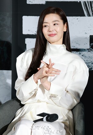 【フォト】Kゾンビ映画『群体』の主役たち、巧みな話術で作品への期待度アップ