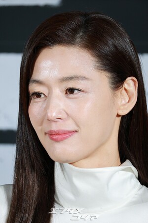 【フォト】Kゾンビ映画『群体』の主役たち、巧みな話術で作品への期待度アップ