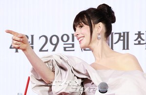 【フォト】韓国で『プラダを着た悪魔2』記者懇談会に臨むキャストたち